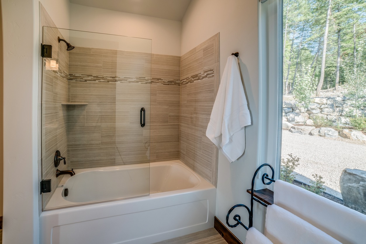 Shower & Tub Installation in Banquete